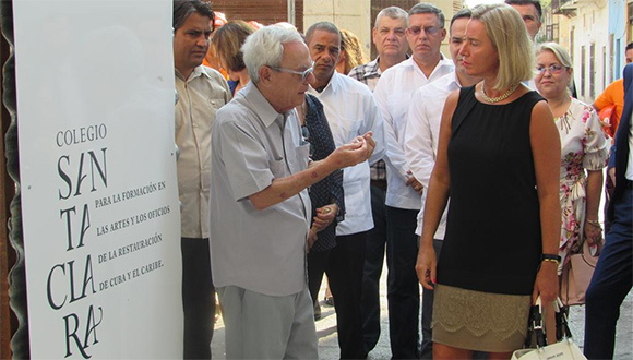 El Historiador de la Ciudad, Eusebio Leal, explicó a Mogherini detalles del proyecto. Foto: Habana Radio.