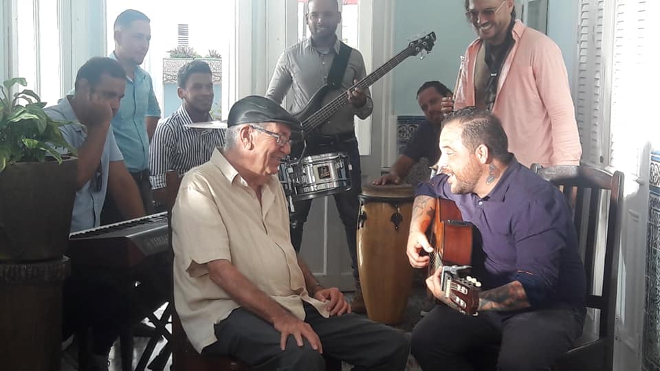 Junto a Lázaro García, mientras filman una audiovisual con la canción "Querido Viejo". /Foto: Tomada del perfil del artista
