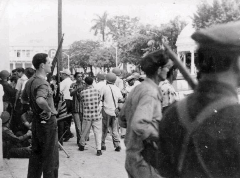 Combatientes y pueblo en general, en la toma de la jefatura de la policía, ese 5 de Septiembre de 1957./Foto: Centro de Documentación