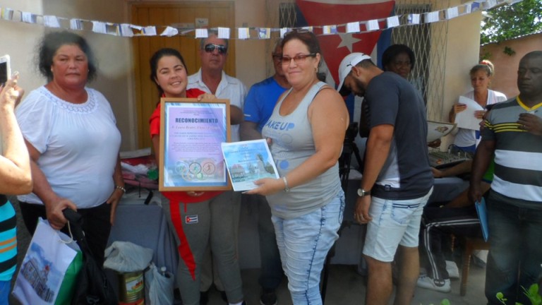Laura Beatriz, junto a vecinos y amigos del Consejo Popular Urbano norte, en Santa Isabel de las Lajas.