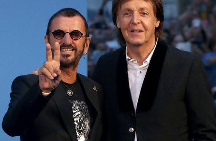 Ringo Starr (izq) y Paul McCartney han trabajado juntos en varios registros desde que los Beatles se separaron en 1970. /Foto: Neil Hall (Reuters)