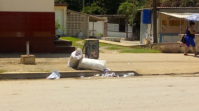 Se deben eliminar en Abreus situaciones como estas, donde sacos de basura "adornan" la calle principal./Foto: Tay Toscano