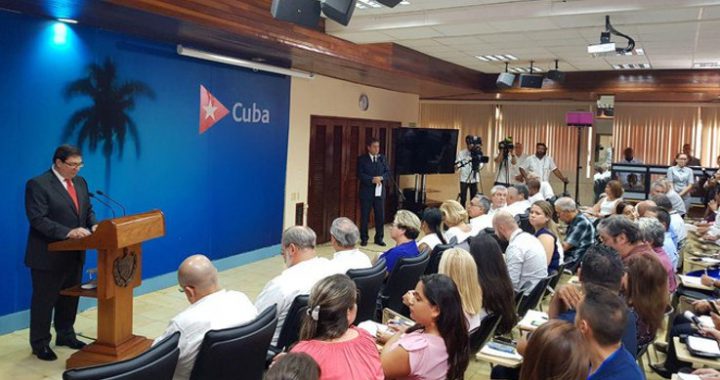 Canciller cubano Bruno Rodríguez Parrilla durante la presentación a la prensa del informe titulado Necesidad de poner fin al bloqueo económico, comercial y financiero impuesto por los Estados Unidos de América contra Cuba, cuyo examen será puesto a consideración de la comunidad internacional los próximos días 6 y 7 de noviembre. /Foto: CubaMINREX