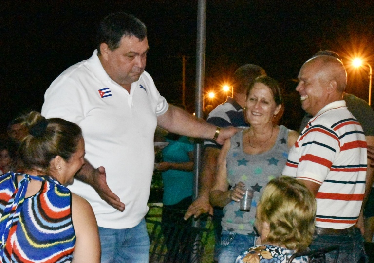 El Primer Secretario del Partido en la provincia, Félix Duartes Ortega visitó las fiestas cederistas en Cienfuegos. Los barrios celebraron el advenimiento del aniversario 59 de los CDR./Foto: Gabriela Roig