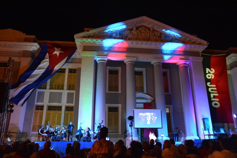 La velada “Cienfuegos iluminando el futuro” honró a los hombres y mujeres mártires de las acciones armadas./Foto: Modesto Gutiérrez