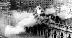 En el Palacio de la Moneda el presidente permanecía impuesto de tales desvaríos y pronto descubrió que los tres frentes militares estaban confabulados, dirigidos por el general Augusto Pinochet, comandante del ejército, en quien Allende confió casi hasta el final./Foto: Tomada de Internet