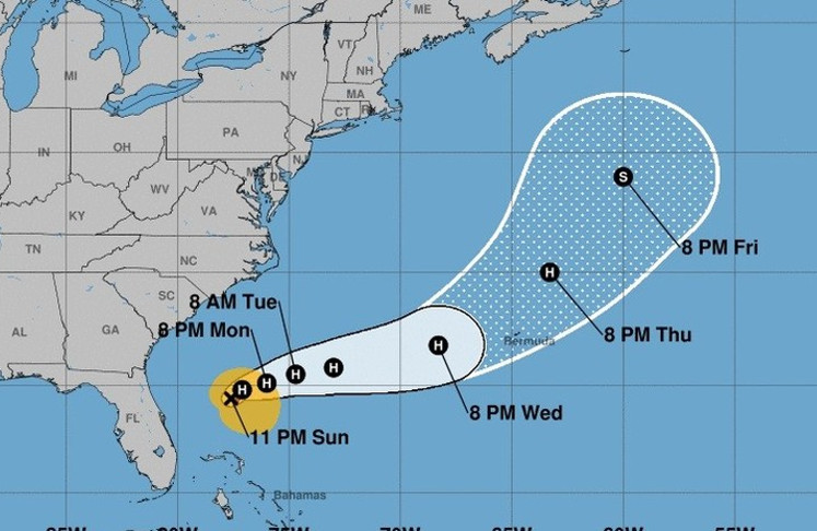 Según el trayecto pronosticado, el huracán Humberto podría azotar Bermúdas en las primeras horas del jueves. Ahora se encuentra en aguas abiertas del Atlántico a mil 260 kilómetros de esas islas y registra vientos máximos sostenidos de 120 kilómetros por hora. /Mapa: NOAA