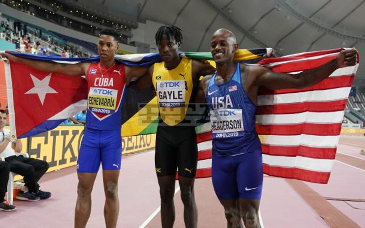 Los medallistas del salto de longitud en Doha, Qatar. De izquierda a derecha: Echevarría (Cuba), bronce, Gayle (Jamaica), oro, y Henderson (Estados Unidos), plata. /Foto: Bulgarian News Agency