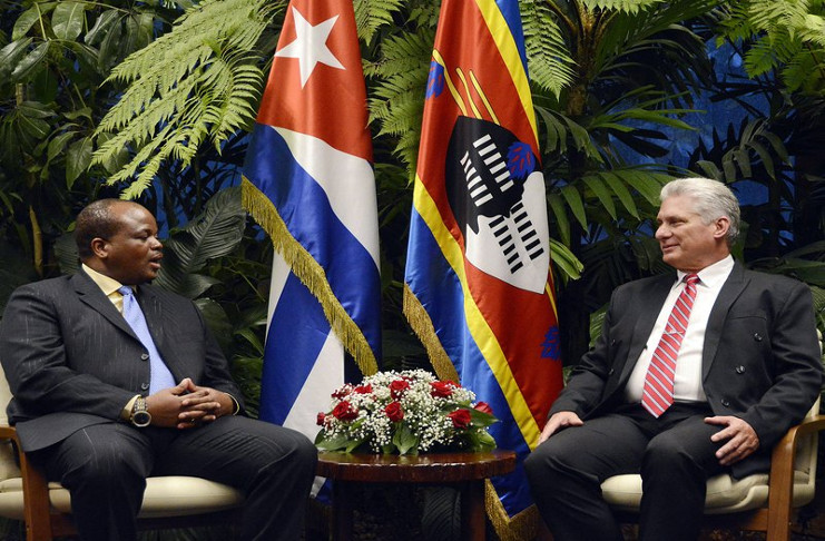 Díaz-Canel y Su Majestad Mswati III sostuvieron un cordial encuentro. El Rey de Esuatini cumplimenta una visita oficial a Cuba. /Foto: Estudios Revolución