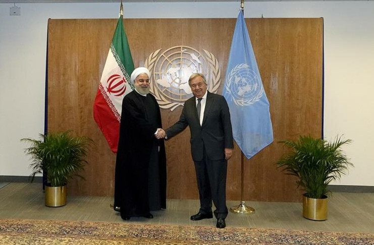 El presidente de Irán, Hasan Rohani, le estrecha la mano al secretario general de la ONU, António Guterres, en la sede del organismo en Nueva York, 25 de septiembre de 2019. /Foto: HispanTV