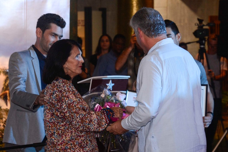 Eslinda Núñez, Premio Nacional de Cine, recibe de manos del Presidente Díaz-Canel el Premio Maestro de Juventudes. /Foto: Ariel Ley Royero