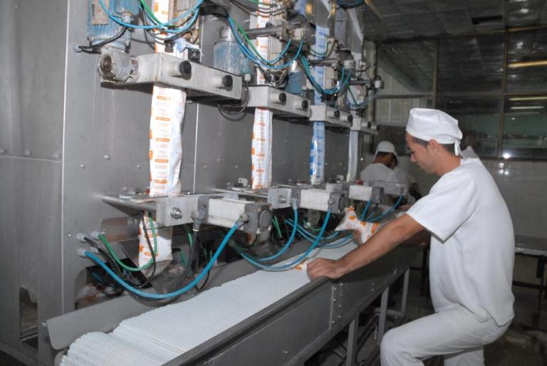 Directivos de la Empresa de Productos Lácteos Escambray, de Cienfuegos, aseguraron que el declive de sus producciones responde a afectaciones tecnológicas y no a problemas con el combustible./Foto: Juan Carlos Dorado (Centro de Documentación)