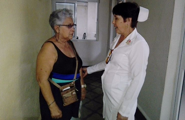 “Siempre salgo de aquí como nueva”, asegura Marlenes Cuevas (a la izquierda) quien agradece las atenciones de la enfermera Ileana Becerra (a su lado) y del resto de los trabajadores del balneario. /Foto: Armando Sáez