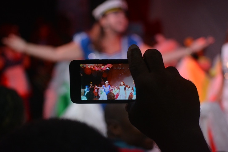 Varias personas del público filmaron Un mar de sueños para luego compartirlo en casa con sus hijos. /Foto: Camilo Villalvilla