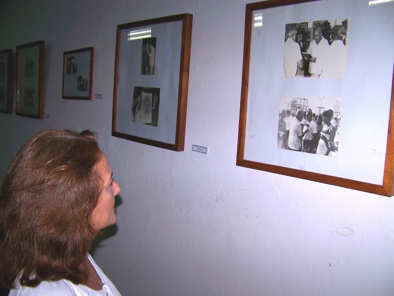 Hilda Miguel Cabrera repasa algunas de las imágenes de la exposición fotográfica que recordará pasajes de la vida de Humberto Miguel, ilustre dirigente político en Cienfuegos./Foto: Efraín Cedeño