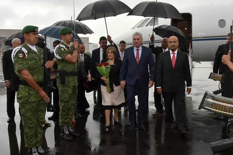 El Presidente de la República de Cuba, Miguel Díaz-Canel Bermúdez, fue recibido en la Ciudad de México por Maxiliano Reyes Zúñiga, subsecretario para América Latina y el Caribe de la Secretaría de Relaciones exteriores del país anfitrión. /Foto: Prensa Latina