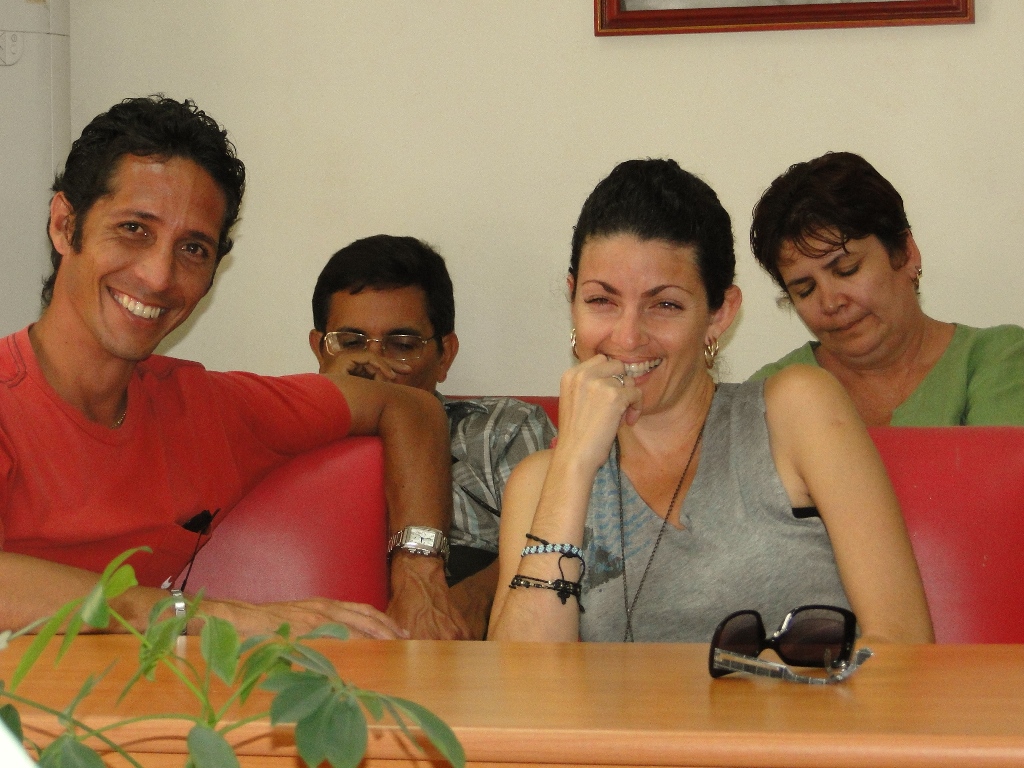 La periodista, sonriente en primer plano, junto a su esposo.