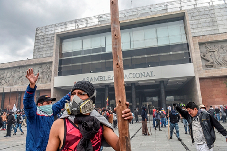 Varios indígenas en el patio de la Asamblea Nacional en Quito. /Foto: AFP