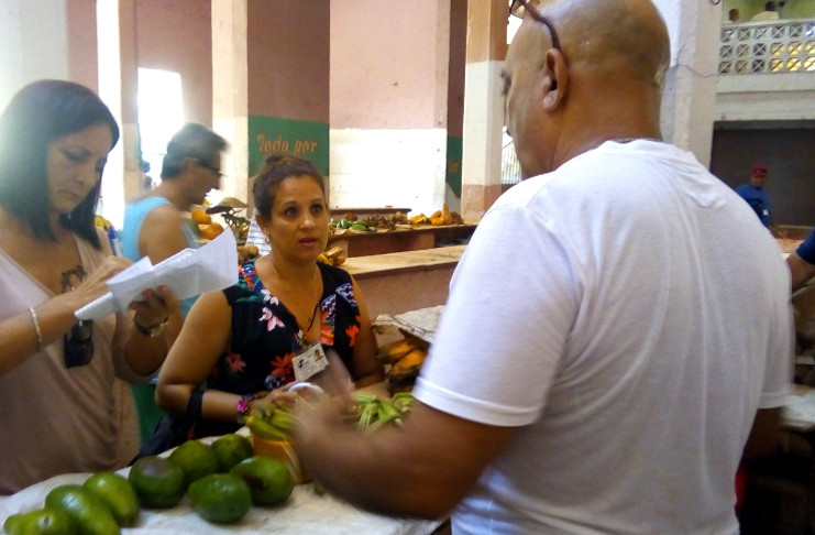 No pocas quejas e inconformidades genera a diario el Mercado Plaza, más conocido como Plaza de los Guajiros con su céntrica ubicación en la calle Santa Cruz, una de las más concurridas de la ciudad de Cienfuegos. /Foto: Tay Toscano