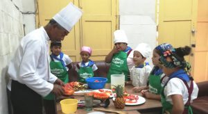 “Los niños aprenden cortes de viandas, vegetales, decoración de platos, entre otros elementos de la cocina”, explicó el chef Jorge Luis Martínez Sánchez