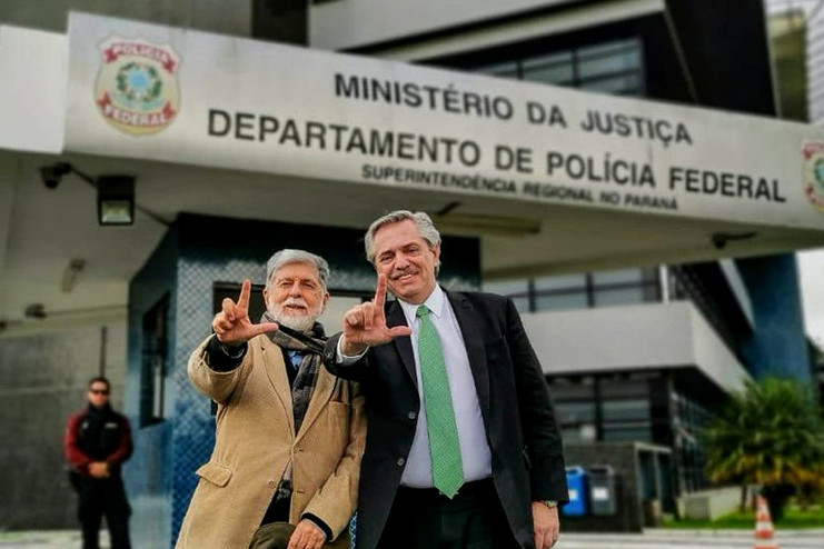 Alberto Fernández con el excanciller brasileño Celso Amorim, en el departamento de policía de Curitiba donde está detenido Lula. /Foto: Prensa Lula