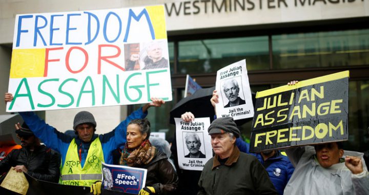 El activista recibió la orden de comparecer ante el tribunal en persona. Grupos partidarios de su absolución convocaron una reunión fuera del edificio en apoyo al activista. /Foto: Henry Nicholls (Reuters)