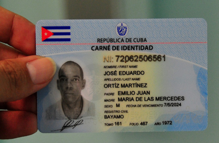 El Carné de Identidad es un documento oficial y portarlo es obligatorio. En su nuevo formato se introducen tecnologías de avanzada como la biometría y las zonas de lectura mecánica. /Foto: Ladyrene Pérez (Cubadebate)