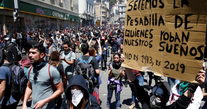 Vivienda, salud, pensiones, educación y agua son algunos de los reclamos históricos, que hoy vuelven a aflorar en Chile, y dejar en evidencia las profundas grietas de la desigualdad. Una persona sostiene un cartel durante una protesta en Valparaíso, Chile, 21 de octubre de 2019. /Foto: Rodrigo Garrido (Reuters)