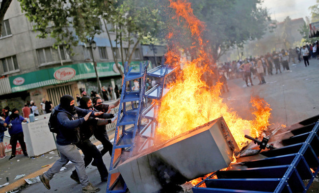 Barricada durante una protesta en Santiago, Chile, 21 de octubre de 2019. /Foto: Rodrigo Garrido (Reuters)
