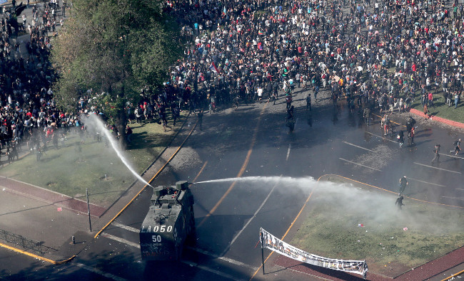 Policía lanza agua contra manifestantes en Santiago, Chile, 21 de octubre de 2019. /Foto: Ivan Alvarado (Reuters)