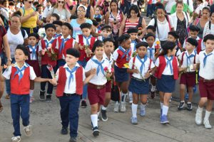 Desfile Una flor para Camilo. Niños acuden hasta el Malecón a arrojar flores al mar en señal de tributo al Héroe de Yaguajay. /Foto: Gabriela