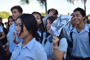 Desfile Una flor para Camilo. Los jóvenes también acuden hasta el Malecón a arrojar flores al mar en señal de tributo al Héroe de Yaguajay. /Foto: Gabriela