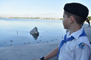 Desfile Una flor para Camilo. Niños acuden hasta el Malecón a arrojar flores al mar en señal de tributo al Héroe de Yaguajay. /Foto: Gabriela