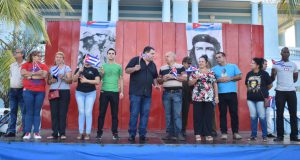 En la presidencia del desfile Una flor para Camilo las principales autoridades del Partido y el Gobierno en la provincia y el municipio cabecera. /Foto: Gabriela