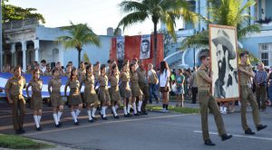 Desfile Una flor para Camilo. Tributo de los alumnos de la Escuela Vocacional Militar Camilo Cienfuegos. /Foto: Gabriela