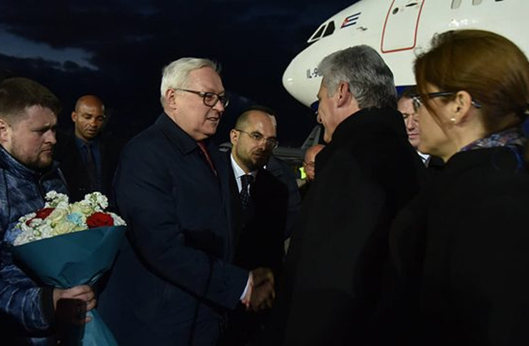 El presidente cubano llega a Moscú en visita de trabajo. Acudió a darle la bienvenida, Serguéi Riabkov, viceministro de Relaciones Exteriores. /Foto: Arleen Rodríguez Derivet (Cubadebate)