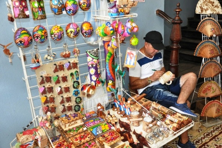 El VIII Salón de Artesanía Tradicional y Utilitaria “Lo Bello de lo Útil”, visualizará el crecimiento cualitativo del oficio artesanal en Cienfuegos./ Foto: Juan Carlos Dorado