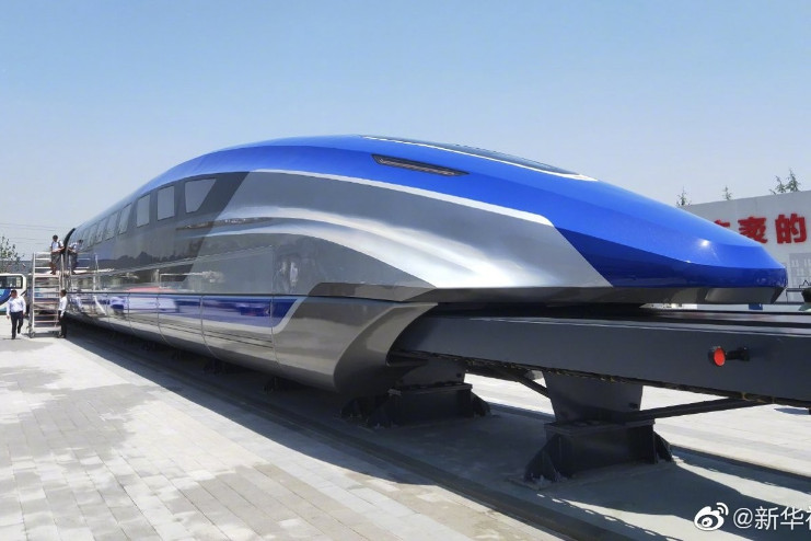 El futuro del transporte rápido en China se presenta en forma de un tren de levitación magnética. Técnicos trabajando en el prototipo en Qingdao, provincia china de Shandong. /Foto: Weibo