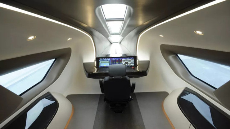 El futuro del transporte rápido en China se presenta en forma de un tren de levitación magnética. Vista interior de la cabina del conductor del prototipo. /Foto: Corporación estatal china CRRC