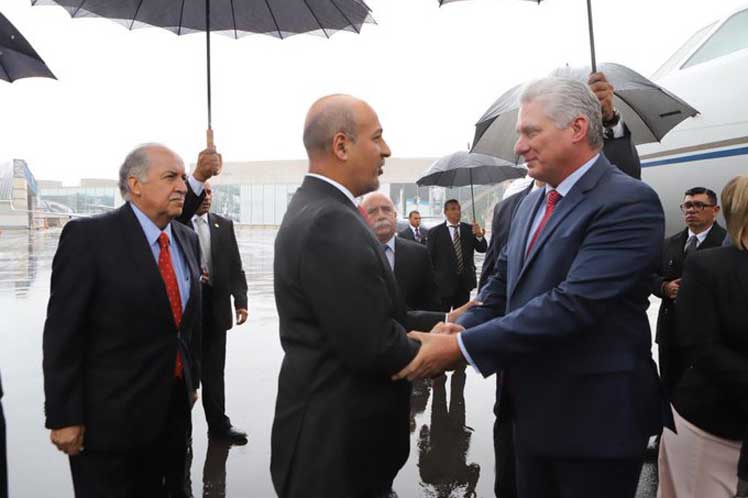 Maxiliano Reyes Zúñiga, subsecretario para América Latina y el Caribe de la Secretaría de Relaciones exteriores del país anfitrión, recibió al Presidente de la República de Cuba, Miguel Díaz-Canel Bermúdez, a su arribo al aeropuerto Benito Juárez, de la Ciudad de México. /Foto: Prensa Latina