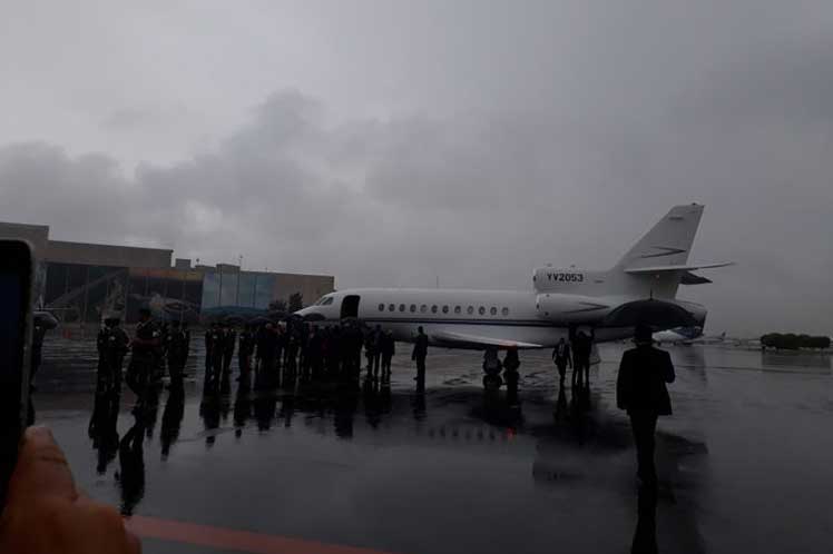 En la lluviosa mañana de este 17 de octubre llegó al aeropuerto internacional Benito Juárez, de la Ciudad de México, el Presidente de Cuba, Miguel Díaz-Canel Bermúdez, en la primera visita de un Jefe de Estado a la nación azteca desde que Andrés Manuel López Obrador inició su mandato, el 1 de diciembre de 2018. /Foto: Prensa Latina