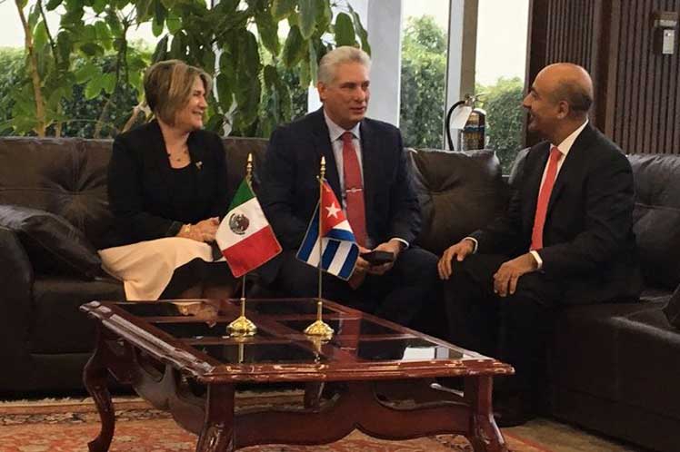 Encuentro de Miguel Díaz-Canel Bermúdez con Maxiliano Reyes Zúñiga, subsecretario para América Latina y el Caribe de la Secretaría de Relaciones exteriores, quien le ofreció la bienvenida al Presidente de la República de Cuba a su llegada a tierra mexicana. Después del mediodía Díaz-Canel será recibido en el Palacio Nacional por su par anfitrión, Andrés Manuel López Obrador. /Foto: Prensa Latina