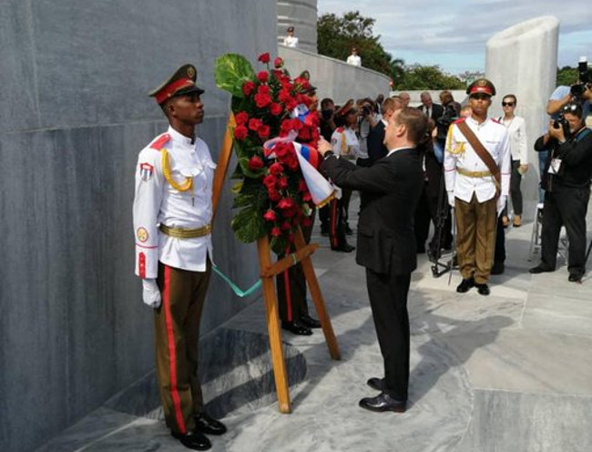 El presidente del Gobierno de la Federación de Rusia, Excmo. Sr. Dimitri Anatólievich Medvedev, colocó una ofrenda floral en la base al monumento al Héroe Nacional cubano José Martí. /Foto: CubaMINREX