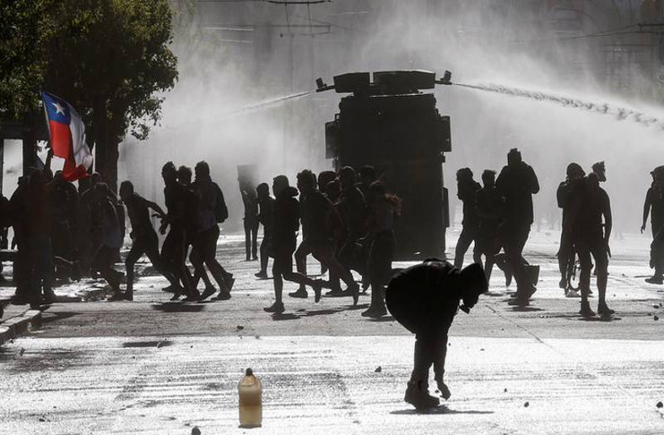 Policía antidisturbios rocía con agua a manifestantes durante una protesta contra el Gobierno en Valparaíso, Chile, el 29 de octubre de 2019. /Foto: Rodrigo Garrido (Reuters)