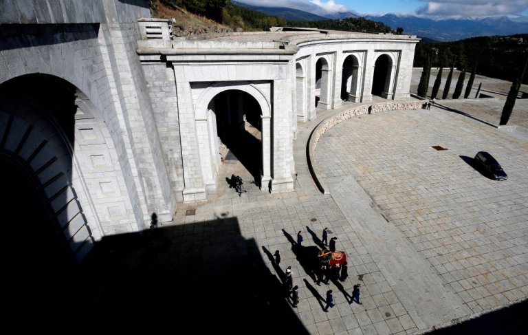 Imagen de los accesos del templo del Valle de los Caídos. Los familiares de Franco portan el féretro con los restos del dictador tras su exhumación del Valle de los Caídos, este jueves./Emilio Naranjo / POOL (EFE)