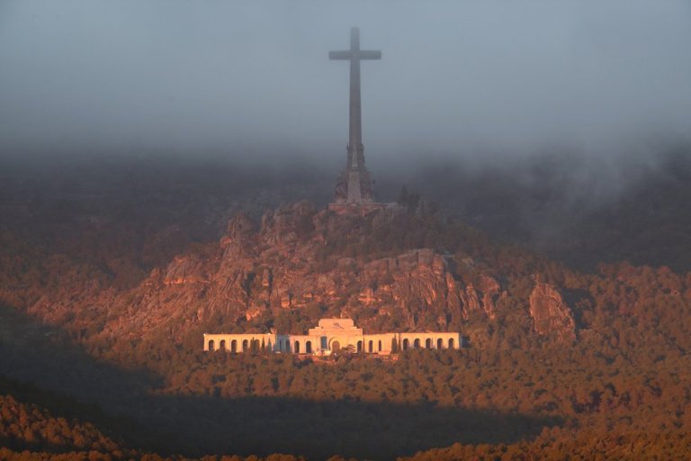 Uno de los dos helicópteros Súper Puma que debe trasladar los restos de Franco sobrevuela el Valle de los Caídos./Julián Rojas (Tomada de El País)