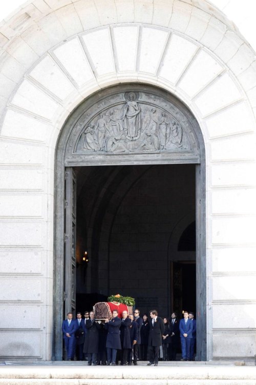 Los familiares de Francisco Franco trasladan a hombros el féretro con los restos del dictador./AFP JUAN CARLOS HIDALGO