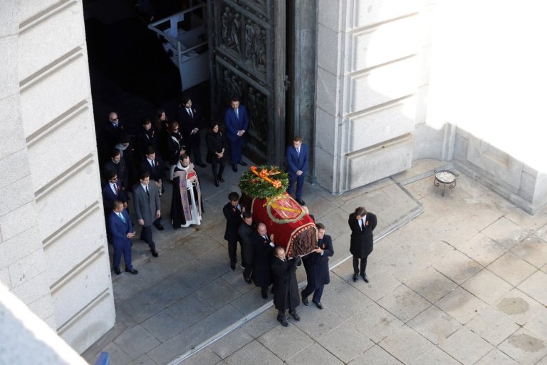 Los familiares de Francisco Franco, acompañados por el prior Santiago Cantera, portan el féretro con los restos mortales del dictador tras su exhumación./Emilio Naranjo / POOL (EFE)