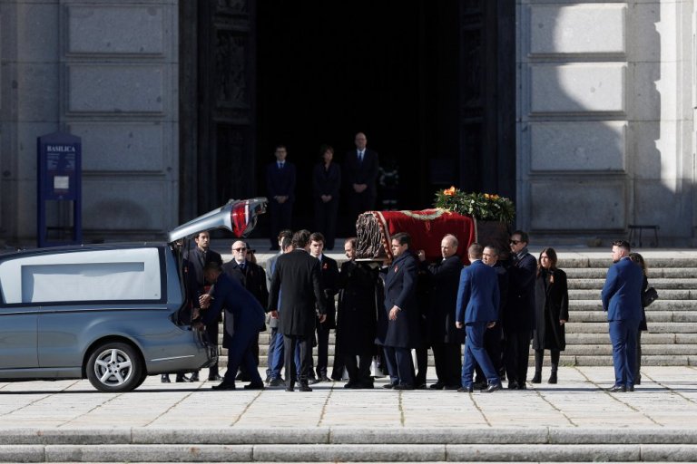 Familiares de Francisco Franco introducen el féretro en el coche fúnebre que se encuentra en los accesos al templo./Foto: J.J. Guillén (EFE)