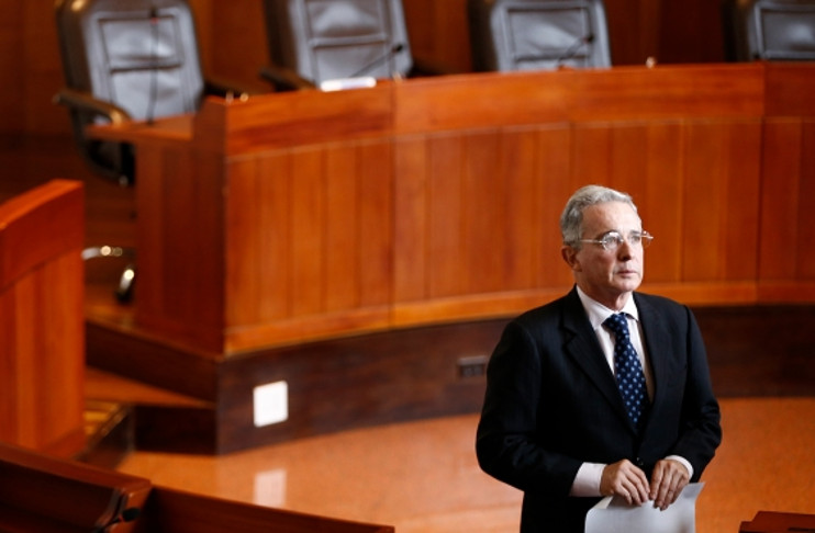 A juicio de Valencia, los colombianos y las propias cortes le están perdiendo el miedo al exmandatario. Uribe tendrá que concurrir muchas veces a los tribunales de justicia en lo que le resta de vida, expresó. /Foto: Internet